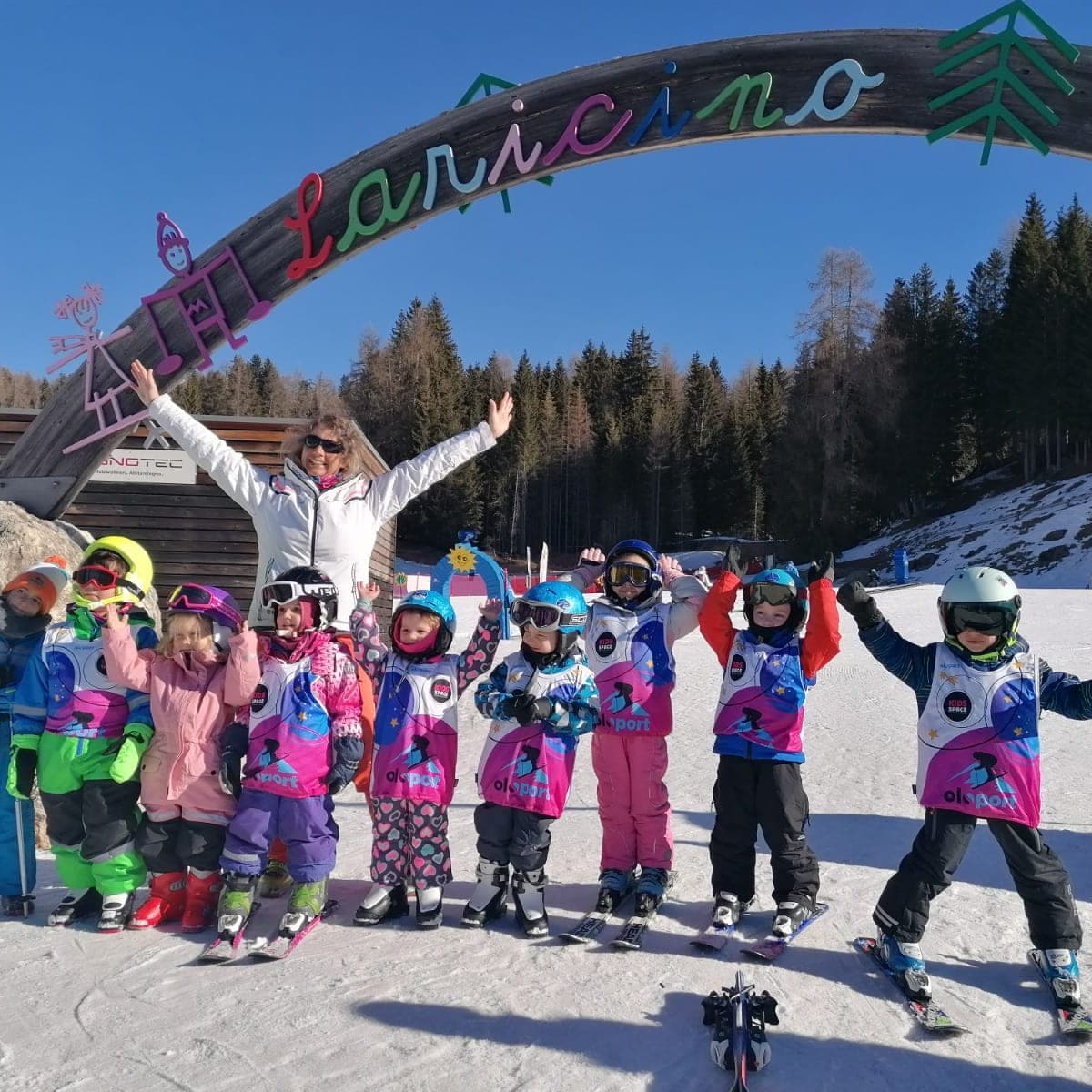 Grupa dzieci z instruktorką Akademii Olosport na stoku